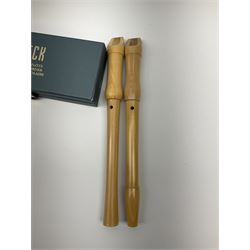 Moeck Flauto Leggero Barock Sopran 223L two-piece maple recorder in carrying pouch; and Moeck Nr.121 Barocke Griffweise two-piece maple school recorder, boxed with slipcase (2)