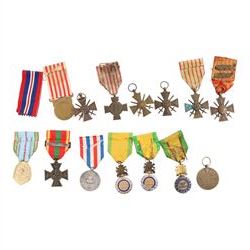 Collection of French medals, including Victory medal, Croix De Guerre, Croix Du Combattant, Commemorative medal etc  