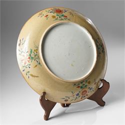 Chinese famille verte charger, the cafe au lait exterior painted with foliage, D27cm 