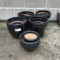  Fourteen glazed ceramic pots  