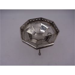 Edwardian silver pedestal dish, of faceted octagonal form, with pierced quatrefoil sides, upon waisted stem and three paw feet, hallmarked William Hutton & Sons Ltd, Sheffield 1909, H9.5cm