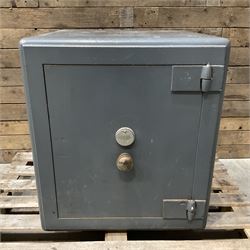 Chatwood cast iron safe with keys