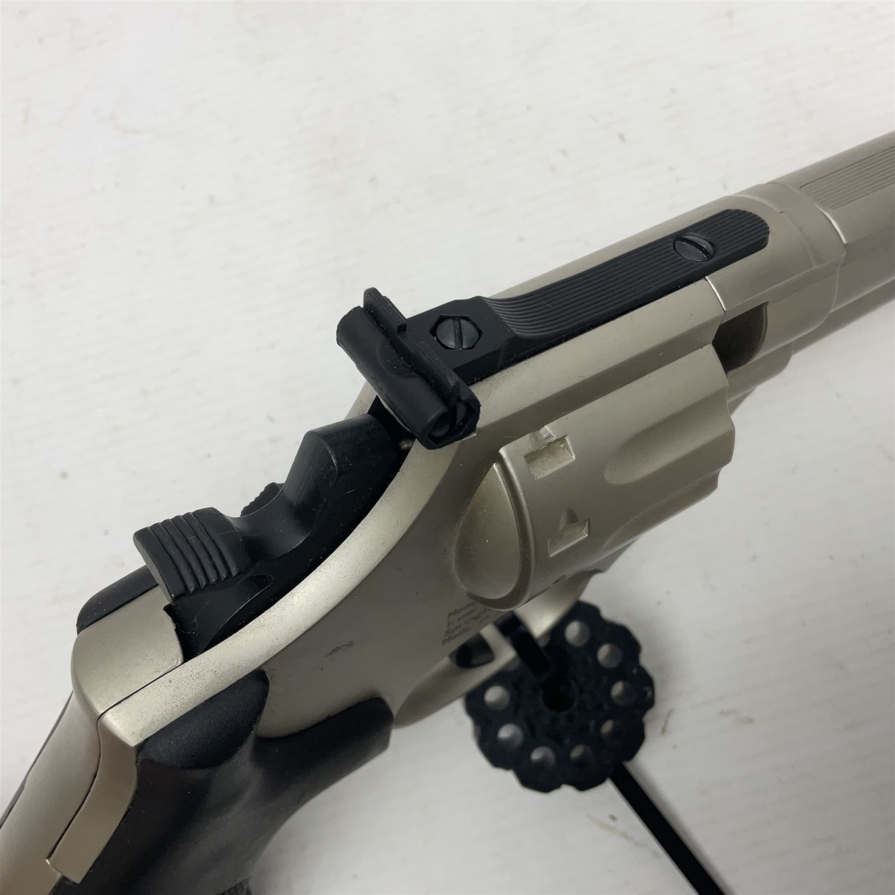 Smith and Wesson Model 686-8 .177 air pistol with satin finish, serial no.S0042397 with circular 10-shot magazine L37.5cm  NB: AGE RESTRICTIONS APPLY TO THE PURCHASE OF AIR WEAPONS.