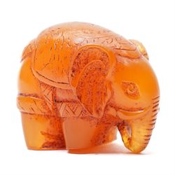 Japanese Meiji period carved amber netsuke in the form of an elephant, signed with single character mark to base, W4cm