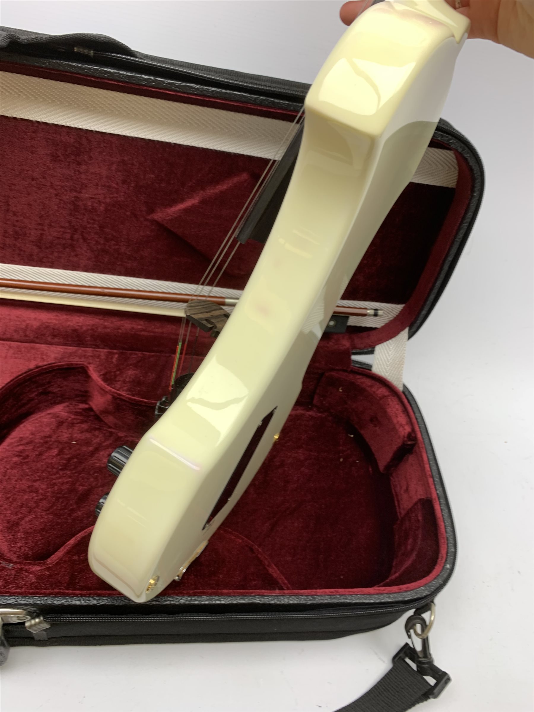 Fender white and black electric violin with 35.5cm back, serial no.KD00060342, 59cm overall, in original Fender fitted hard carrying case with bow