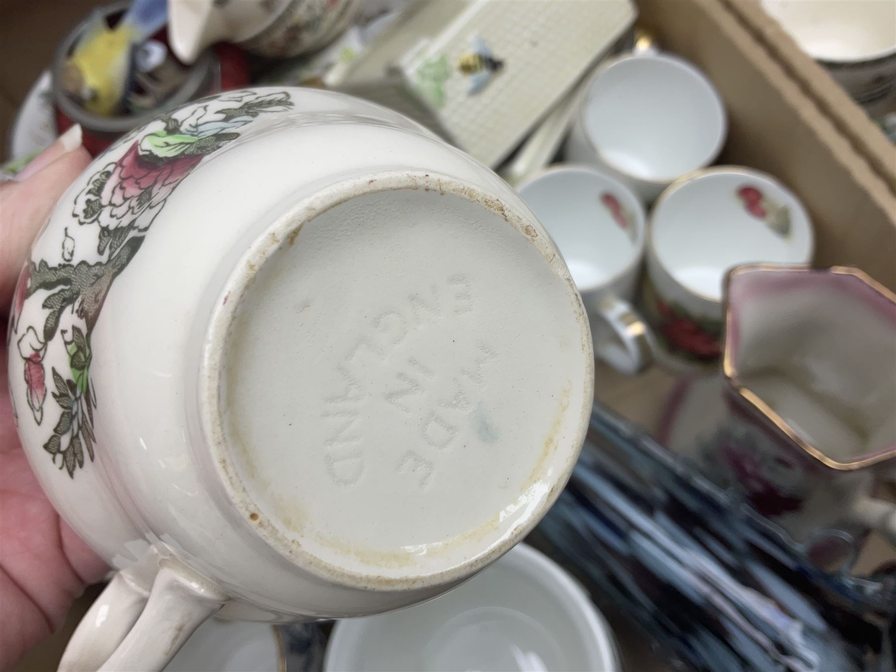 Maling Maltese pattern part dinner wares, including dinner plates, tureens, side plates etc, together with Pyrex dinner wares, decorated in flying duck pattern, Johnson Bros Indian Tree pattern tea and dinner wares and a collection of decorative and calendar plates, etc, in six boxes 