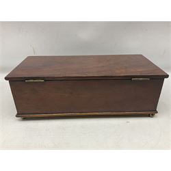 Edwardian mahogany shopkeeper's box, the hinged lid lifting to reveal the three-division interior detailed with 2D, 2 1/2D and 3D in gilt, with inlaid bone escutcheon, raised on four brass bun feet, with key, L35cm H12cm D15cm