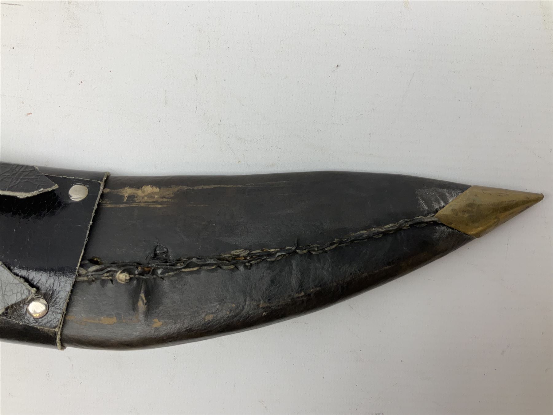 Post WW2 Gurkha kukri, in leather scabbard complete with two skinning knives, 42cm overall