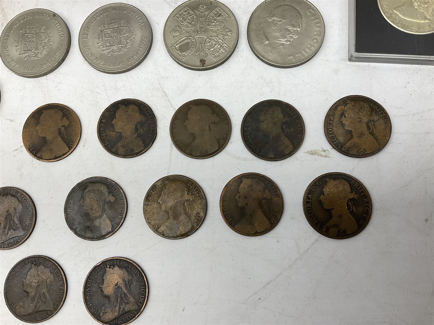 Kodak Duaflex II camera with case, quantity of coins to include Queen Victoria Bun Head pennies, Ever-Ready men's razor in case with blades, compacto mirrors etc