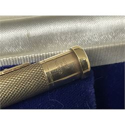 9ct gold Yard O Led propelling pencil, patent No. 422767, engine turned decoration and  engraved with initials H.W.W.F, Birmingham 1973, in Mappin & Webb case