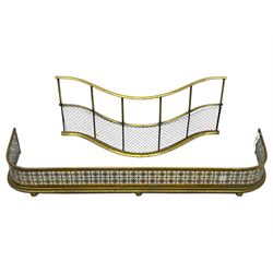 Two Victorian brass fenders, with lattice design, 123x31x18cm, the other of serpentine form with wire grille, 87x38cm, (2)