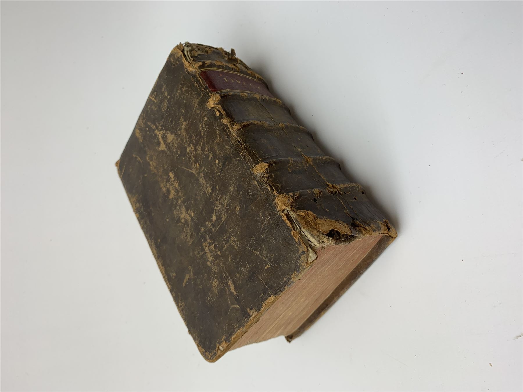 Titi Livii Patavini Romanae Historiae Principis, Libri Omnes, Quotquot Ad Nostram .... 1589. London Edmundum Bollifantum. Six parts in one. Latin. Engraved title page. Full calf binding with ribbed spine.