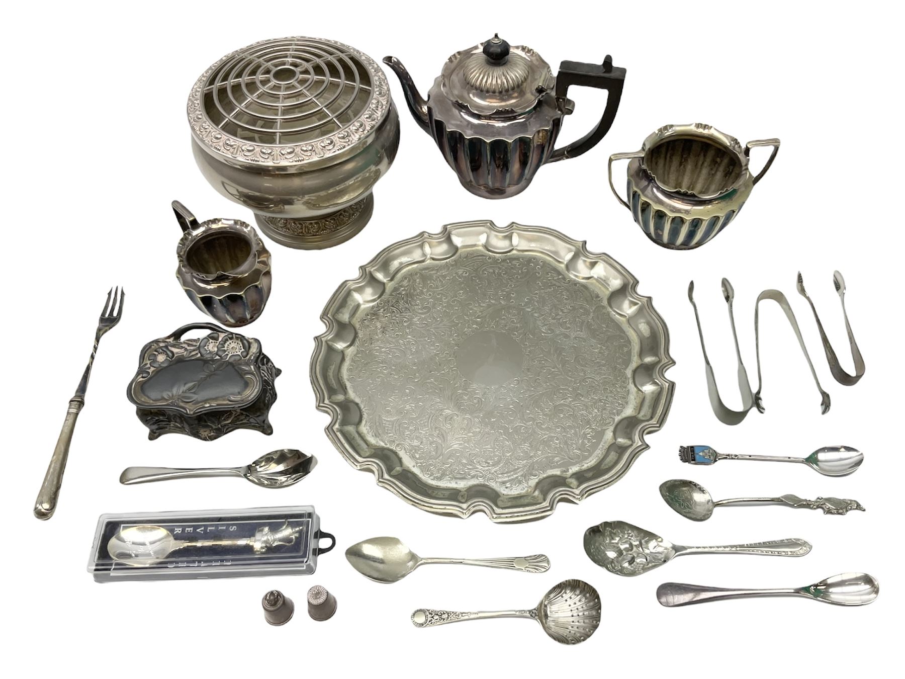 Two hallmarked silver thimbles to include late 20th century example with frog surmount stamped Clive & Clarissa Cooke, London, silver plated fork with hallmarked silver handle, together with a quantity of silver plated and other metal ware