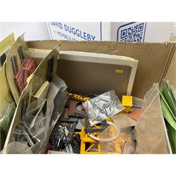 '00' gauge - quantity of trackside and layout accessories including kit-built and unmade plastic buildings, miniature chests of components, figures, foliage and hedges, various colour ground covering, coal pieces etc; in three boxes