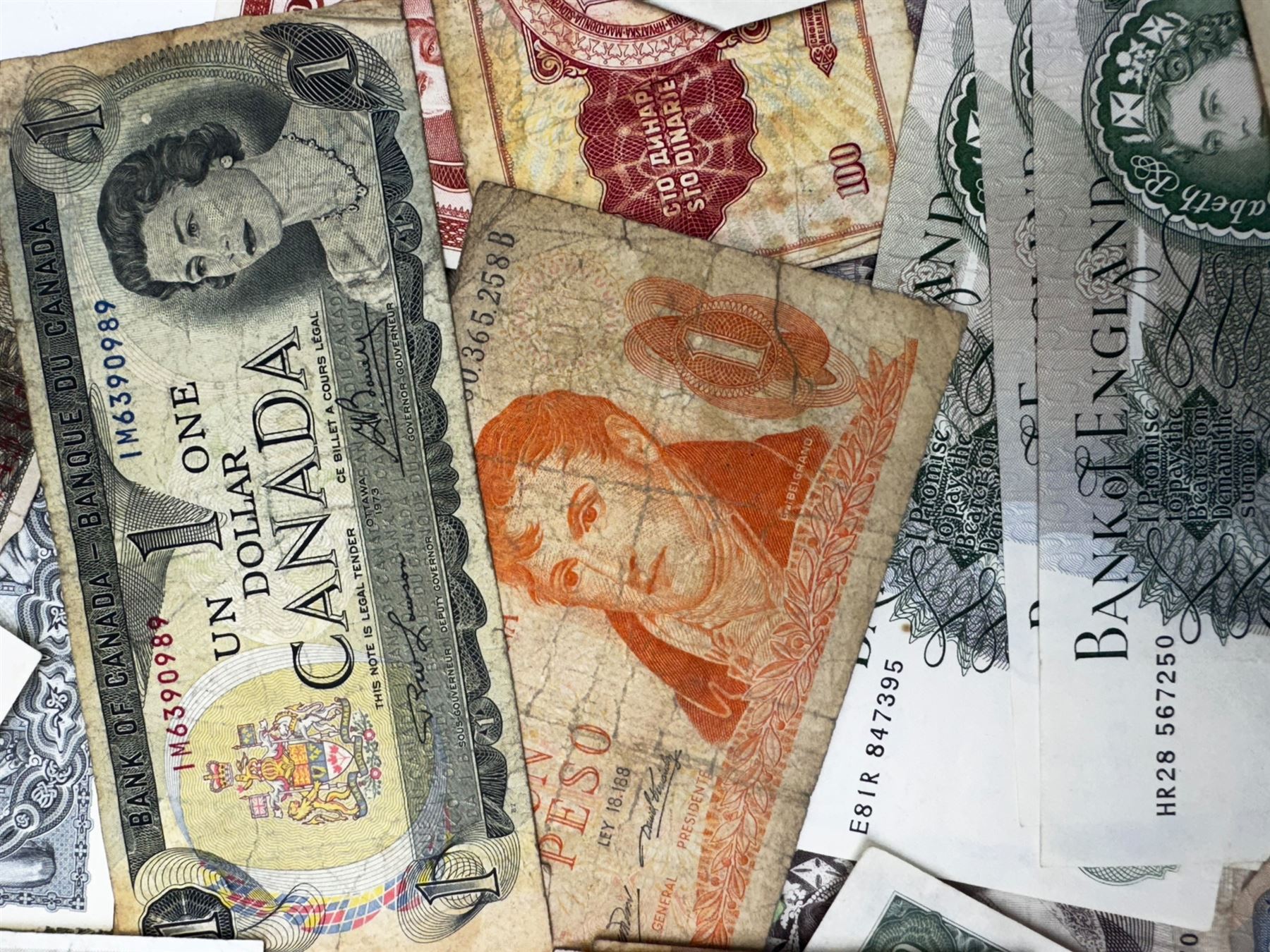 Great British and World banknotes, including Bank of England Hollom ten pounds 'A18' and five pounds 'N12', Fforde ten pounds 'A70' and five pounds 'Z26', various one pound notes, Central Bank of Belize one dollar '1st January 1987', Canada one dollar 'Ottawa 1973' etc