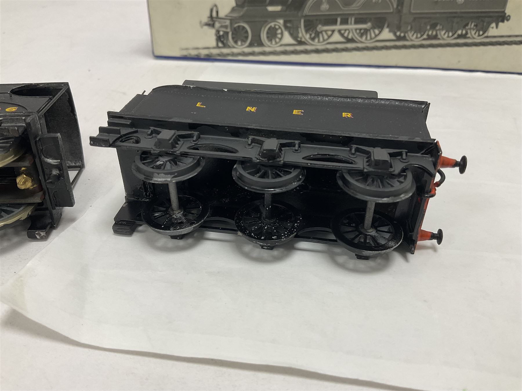 ‘00’ gauge - two kit built steam locomotives and tenders comprising GCR/LNER Class D6 4-4-0 Pollitt Passenger Engine no.2106 finished in LNER black with DJH Models box; Class D9 4-4-0 ‘Queen Mary’ no.62307 finished in BR black (2) 