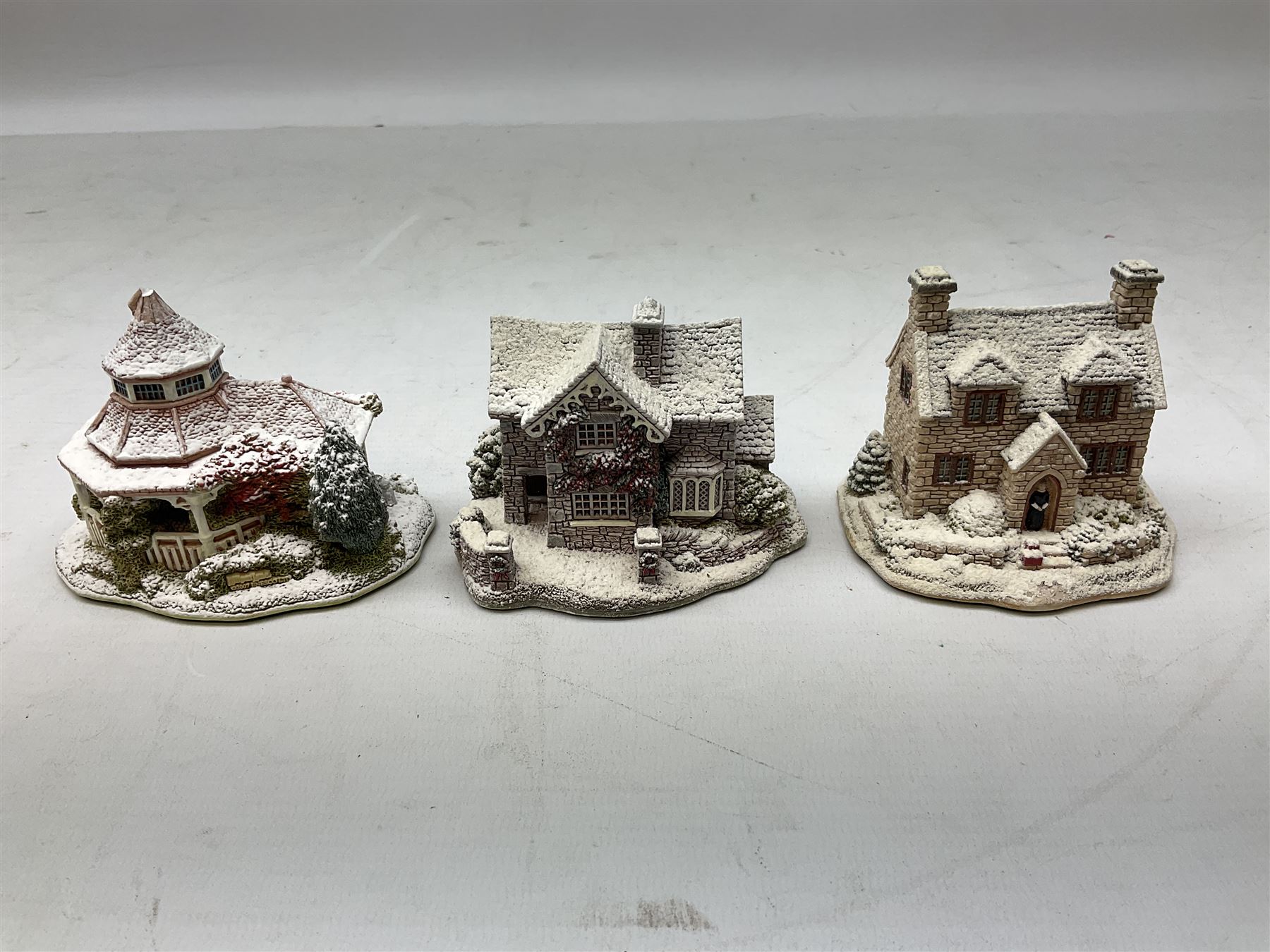 Sixteen Lilliput Lane models from Christmas collections, thirteen boxed and two loose, with various deeds, to include Snowdon Lodge, The Vicarage, Eamont Lodge etc