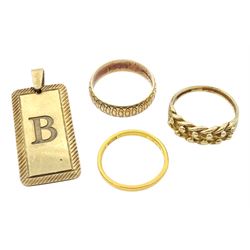 22ct gold wedding ring, London 1941, two 9ct gold rings and a gold 'B' pendant, all hallmarked (4)