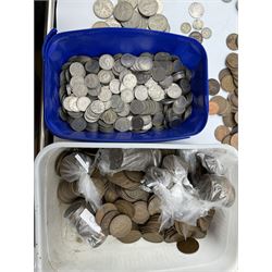 Mostly Great British pre-decimal coinage, including halfpennies, pennies, brass threepences, sixpence pieces, one shillings, two shillings and half crowns, small number of pre 1947 silver coins, small number of World coins etc