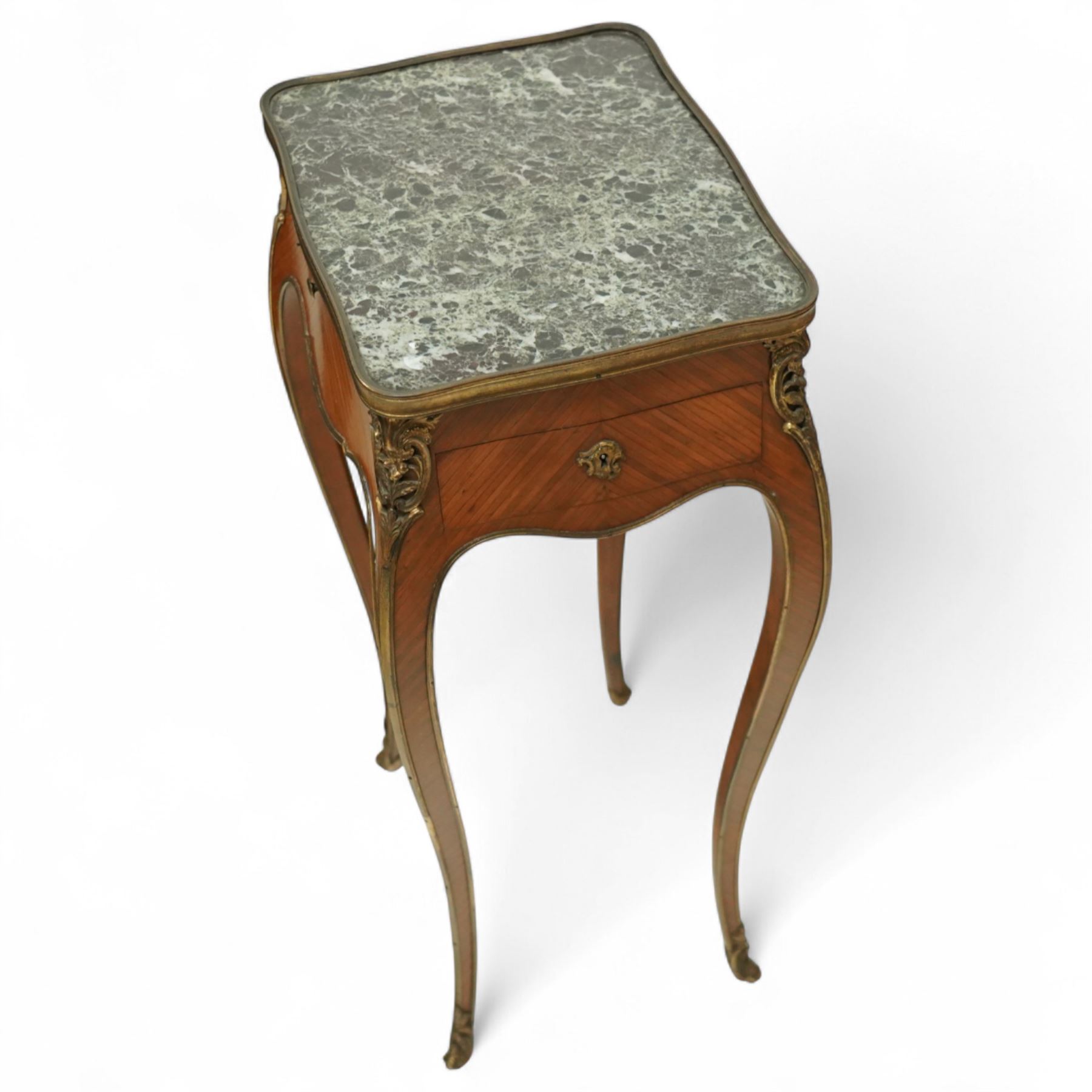 Early 20th century French kingwood and ormolu mounted lamp table, the shaped top inset with green marble above a single locking frieze drawer and pull-out slide, raised on slender cabriole legs with gilt sabots