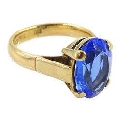 18ct gold single oval cut blue paste stone ring, Birmingham 1927