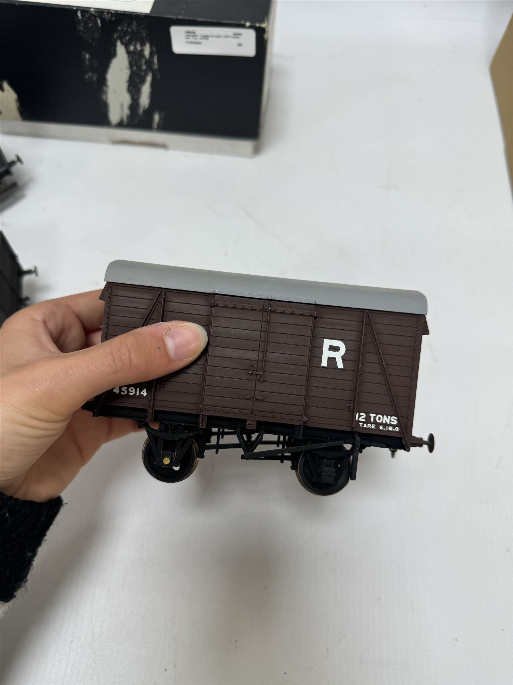 Thirteen kit built O gauge rolling stock models, including examples by Oakville Kits and Parkside Dundas, some boxed
