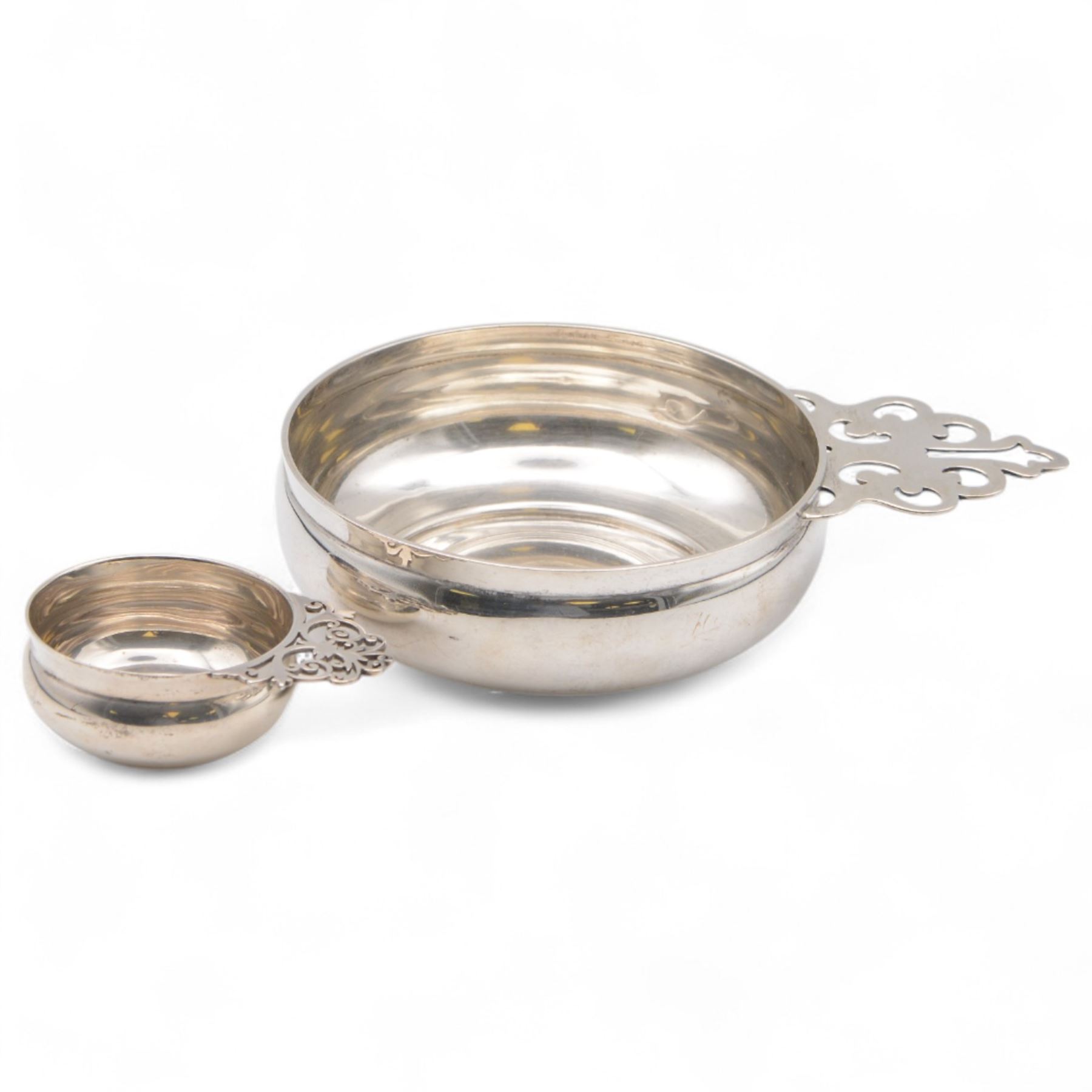 American silver porringer, after the original design by Paul Revere, of circular form with single pierced keyhole pattern handle, stamped J. E Caldwell & Co 925 Sterling Philadelphia, together with a similar miniature example, hallmarked London 1904, largest D11cm (2)