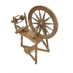 Late 20th century oak spinning wheel, H81cm