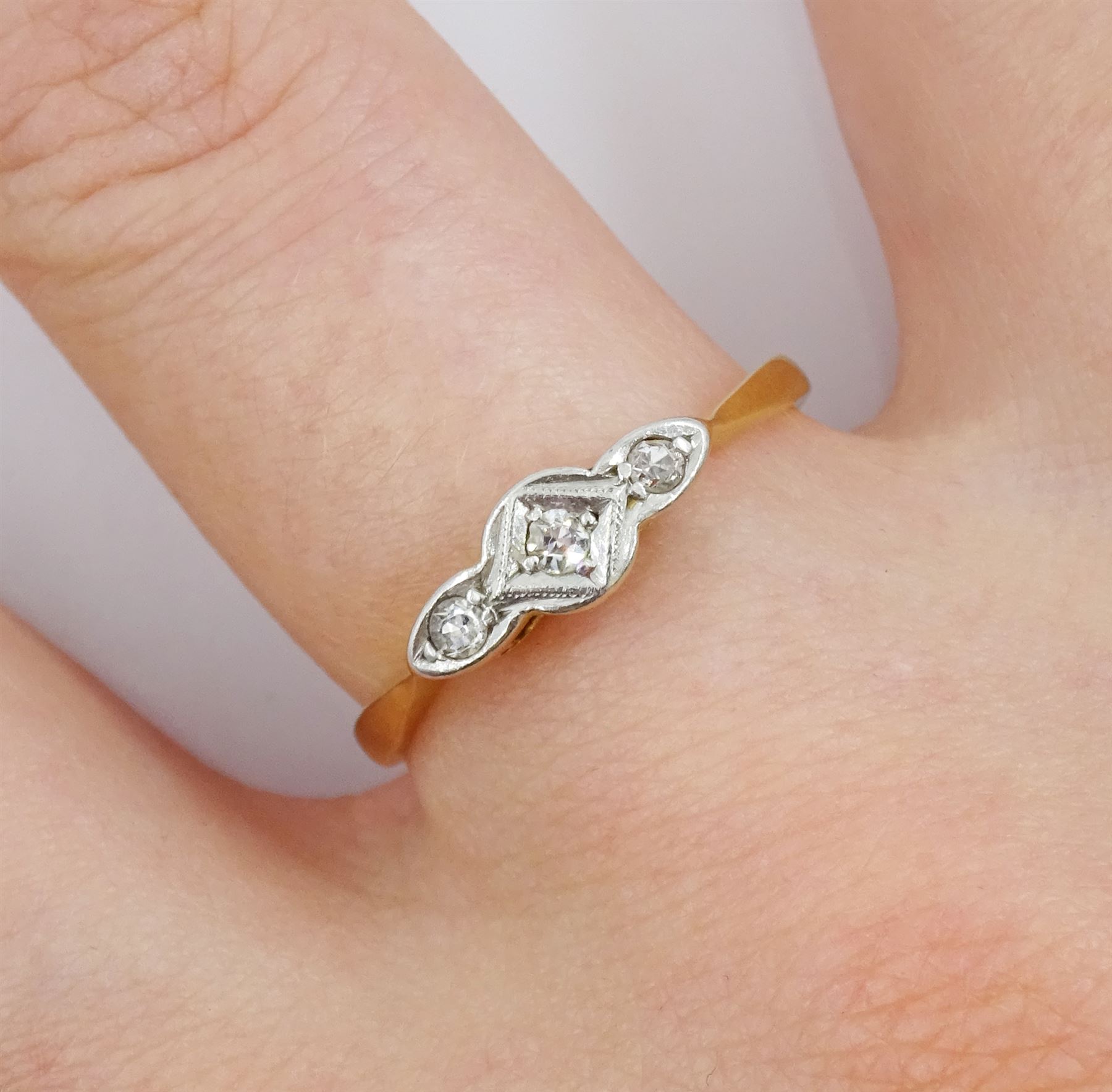 18ct gold Art Deco diamond chip ring, stamped 18ct Plat