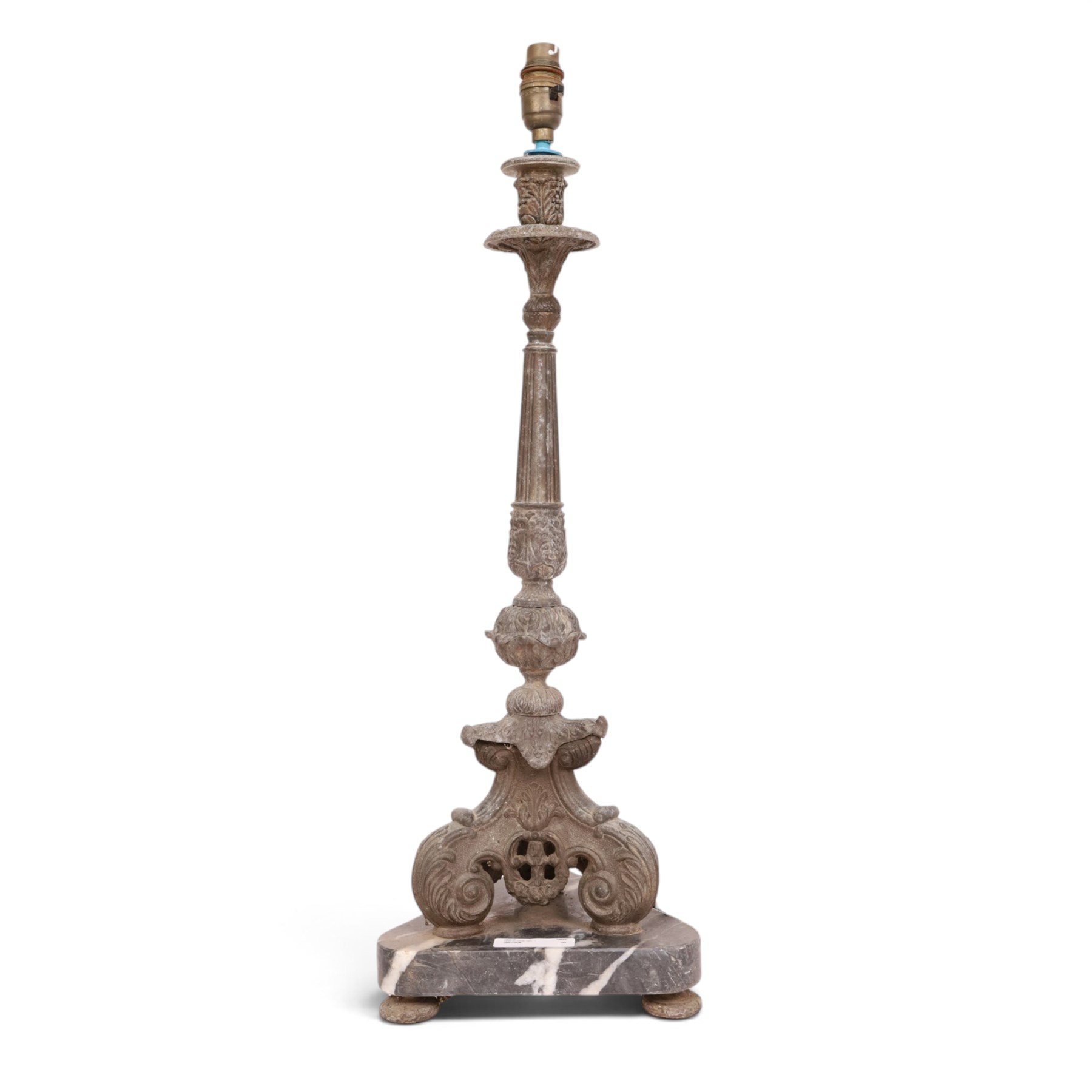 Table lamp with knopped central column with scroll feet upon a trifold marble base, H60cm