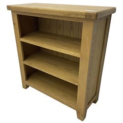 Contemporary light oak open bookcase, fitted with two shelves, on tapering feet