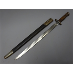  British WWl Bayonet, 42.5cm single edge fullered steel blade wsith ricasso stamped Crowned GR over 1907, 7 MOLE' 15, Crowned T over E, Crows foot X and others, wooden slab grip, L55,5cm in leather and steel scabbard  