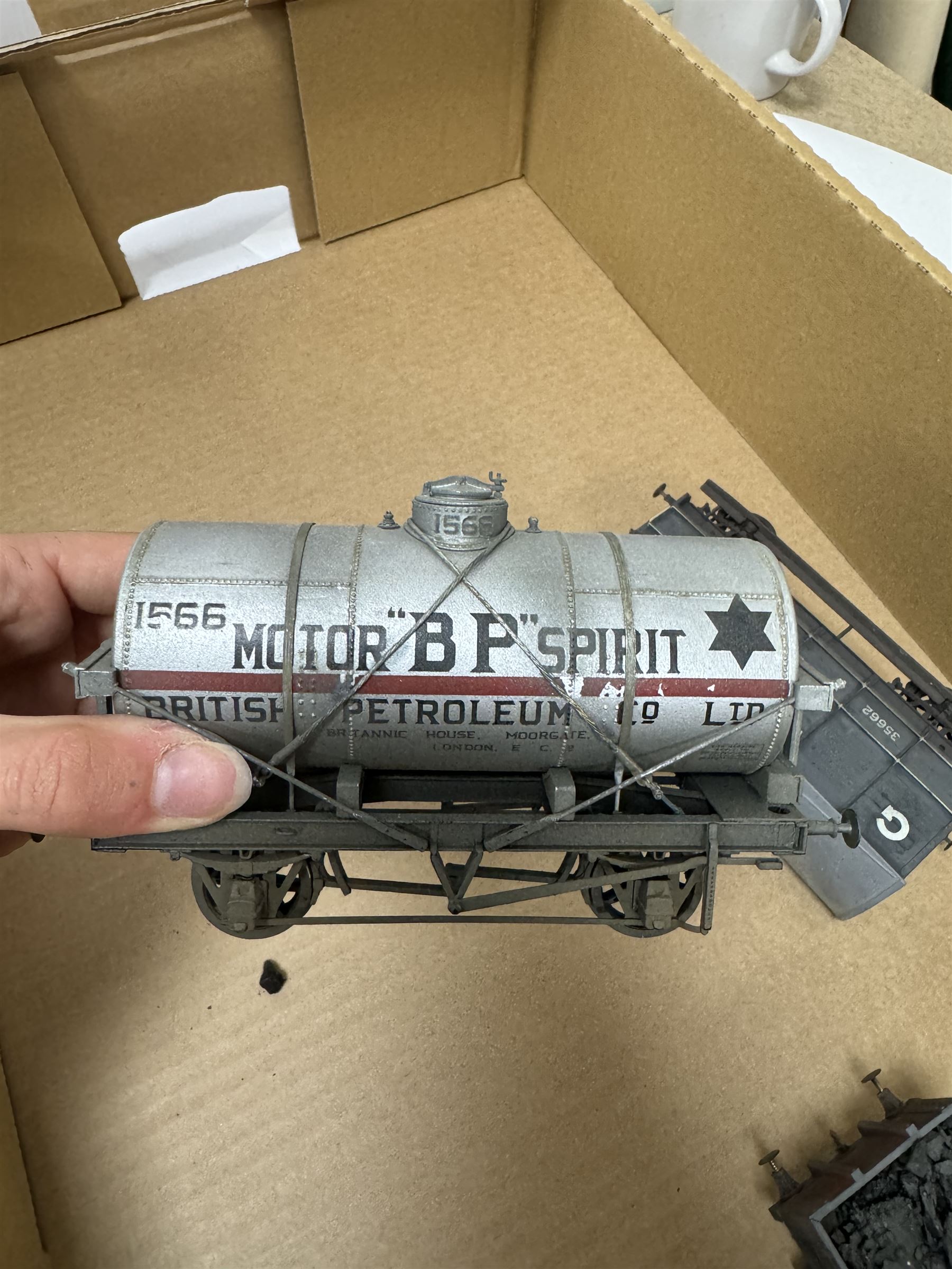 Thirteen kit built O gauge rolling stock models, including examples by Oakville Kits and Parkside Dundas, some boxed