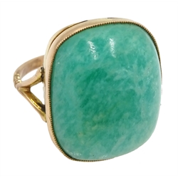 9ct gold rectangular cabochon jade ring  