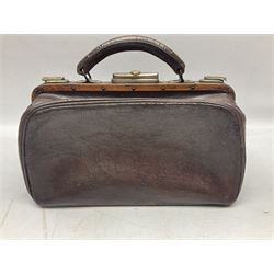 Small leather Portmanteau gentleman’s travelling toilet bag