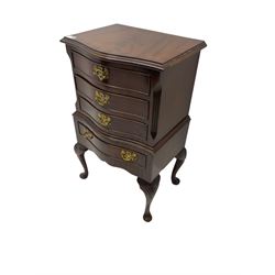 Small Georgian design mahogany serpentine fronted chest, fitted with four drawers, on cabriole supports