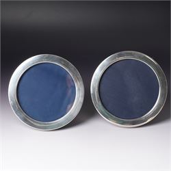 Pair of silver circular photograph frames on easel stands, aperture 12cm Sheffield 1986 an...