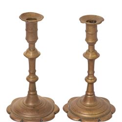Pair of Edwardian English brass candlesticks with knop stem with petal base, H22cm
