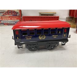 ‘0’ gauge - six boxed Hornby Hachette coaches comprising three Saloon Cars and three Dining Cars in original boxes; three loose ‘SNCF’ cars; three crossings, two Hornby/Meccano railway stations, one bridge and a water tank; two further Mettoy Railways ‘Railway Bridge’ in original boxes (17)