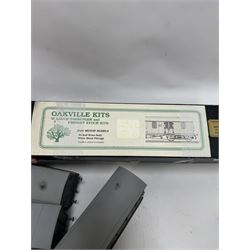 Thirteen kit built O gauge rolling stock models, including examples by Oakville Kits and Parkside Dundas, some boxed