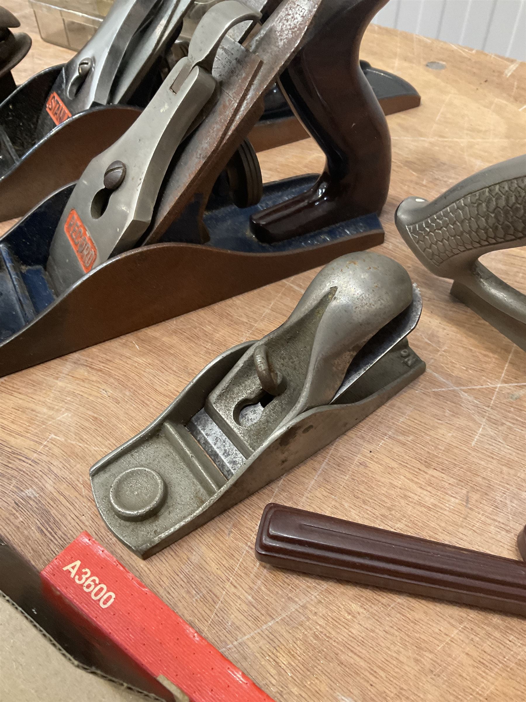 Record No4 plane, Stanley Bailey plane, Record bull face and other planes and tools - THIS LOT IS TO BE COLLECTED BY APPOINTMENT FROM DUGGLEBY STORAGE, GREAT HILL, EASTFIELD, SCARBOROUGH, YO11 3TX