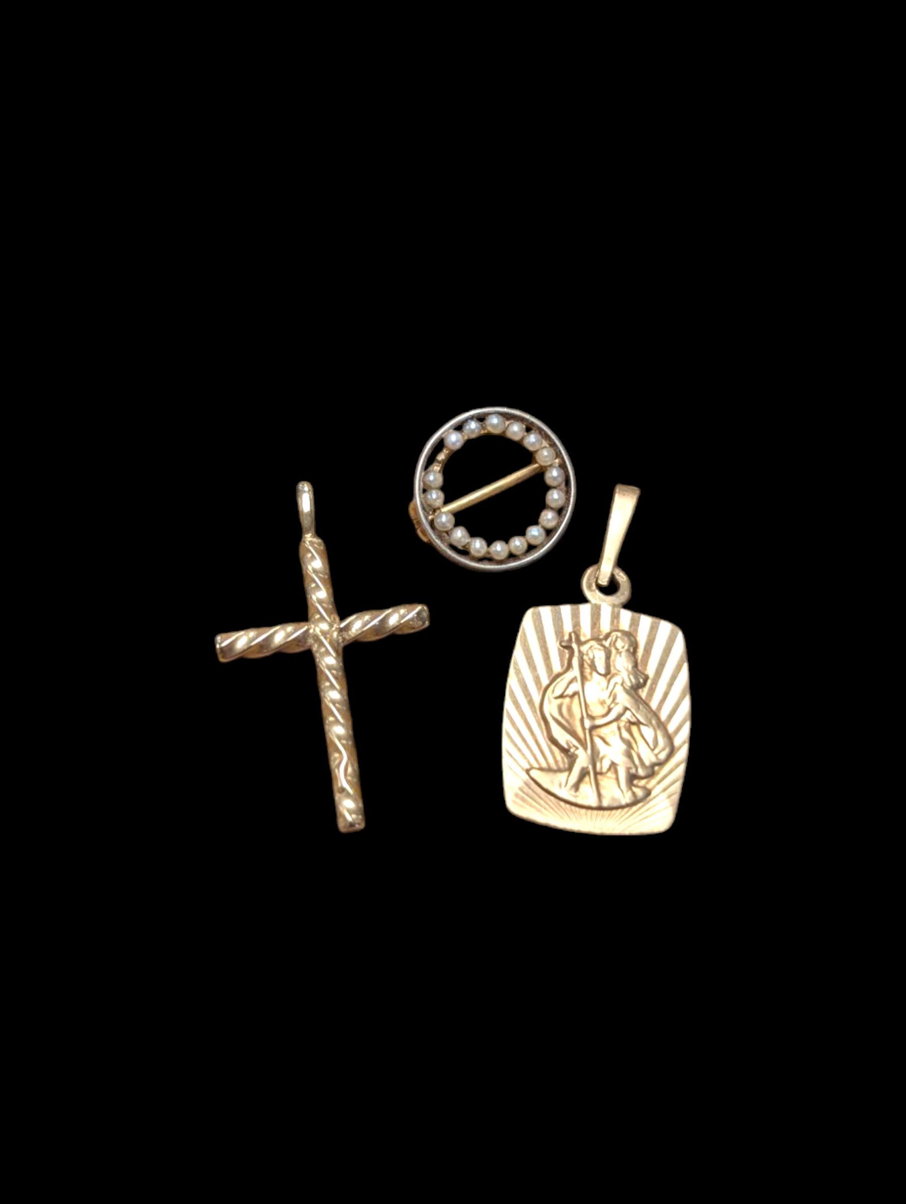 15ct gold and platinum seed pearl brooch, stamped, 9ct gold cross pendant and a 9ct gold St Christopher pendant, both hallmarked 