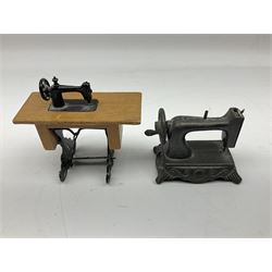 Singer mini sewing machine, together with Holly hobbie mini sewing machine and other sewing machine models, Singer H15cm