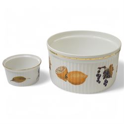 Collection of Worcester Evesham oven to tableware including two oval and two circular vegetable dishes and covers, five circular serving bowls, largest 26cm, and rectangular, oval and and square dishes etc (16)