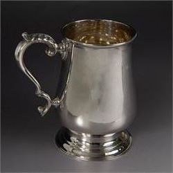 1920s silver tankard, of plain cylindrical form with acanthus capped C scroll handle and upon a circular stepped foot, hallmarked Cooper Brothers & Sons Ltd, Sheffield 1926, H14cm