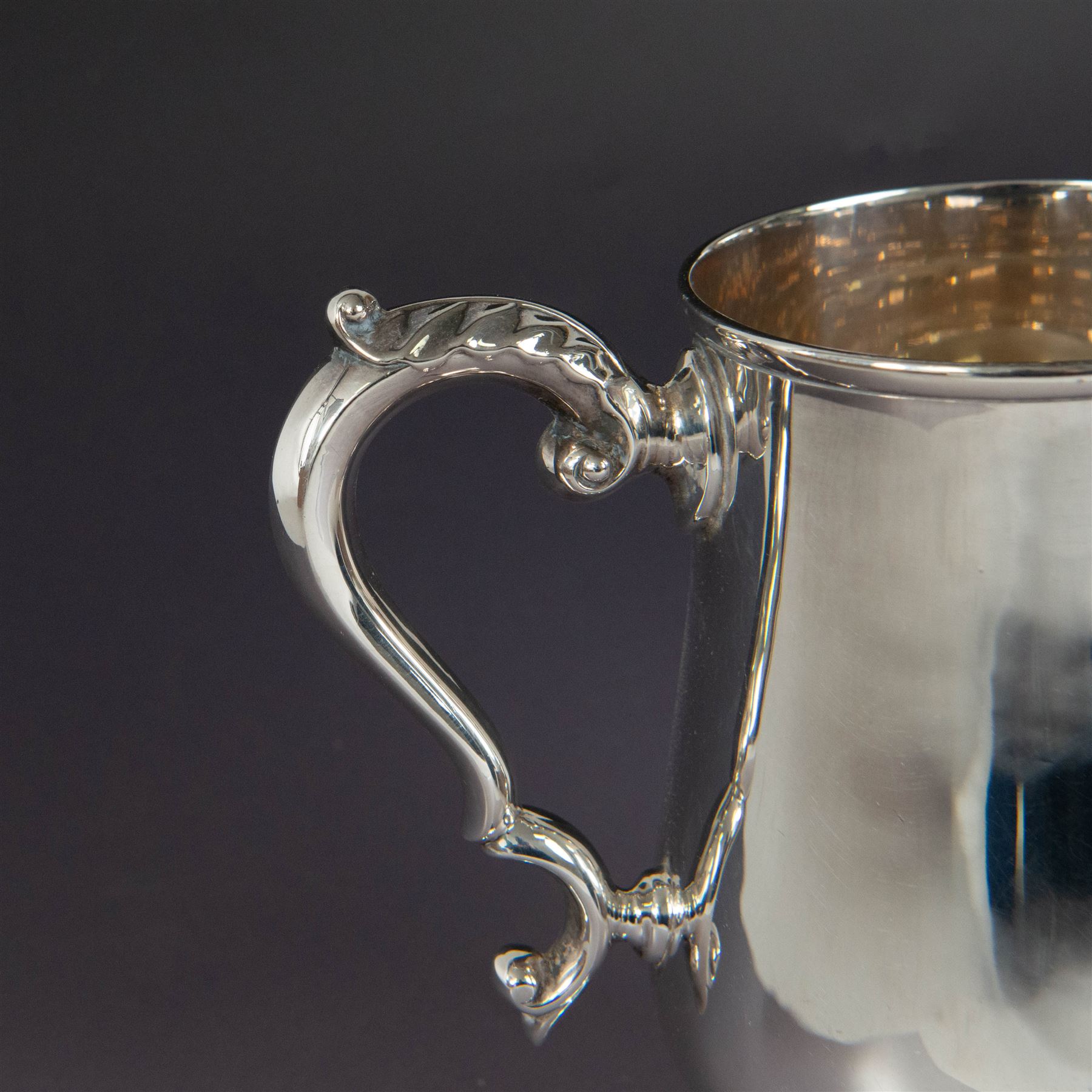 1920s silver tankard, of plain cylindrical form with acanthus capped C scroll handle and upon a circular stepped foot, hallmarked Cooper Brothers & Sons Ltd, Sheffield 1926, H14cm