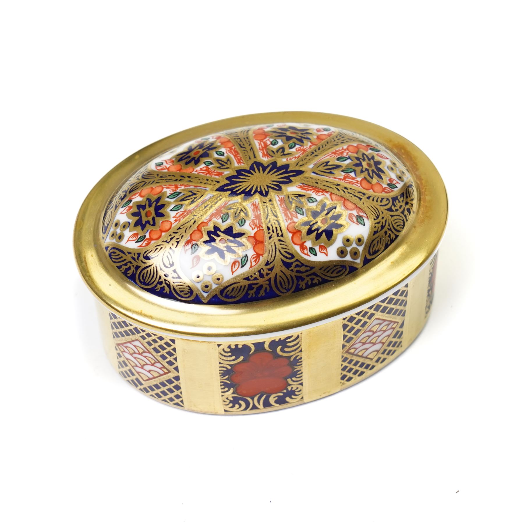 Four Royal Crown Derby Imari 1128 pattern boxes, largest D8.5cm, together with two round trays in the same pattern, D11cm, all boxed (6)