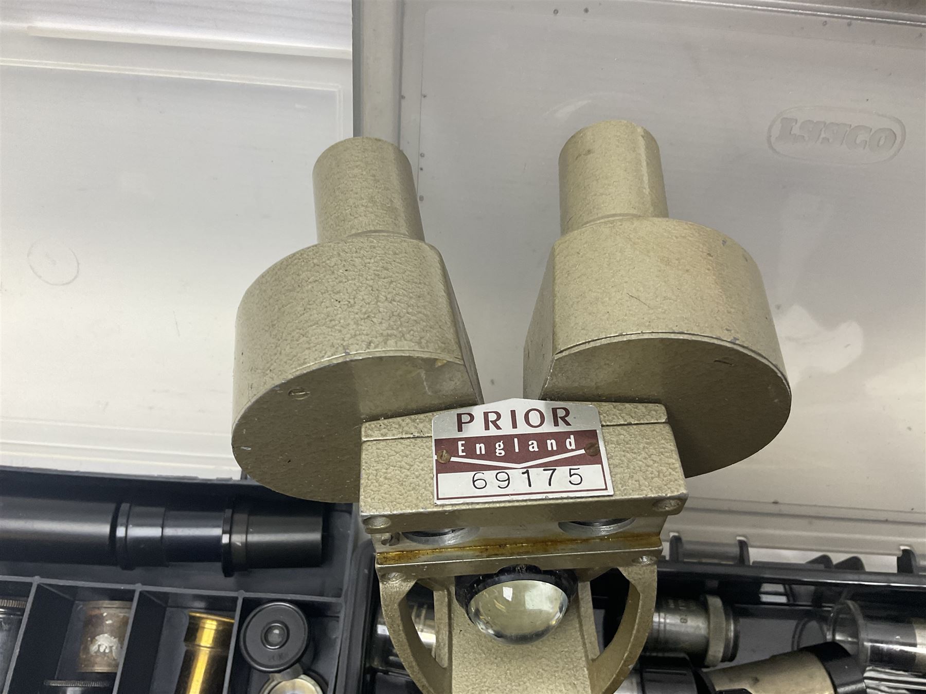 Large collection of microscope lenses, for various microscopes 