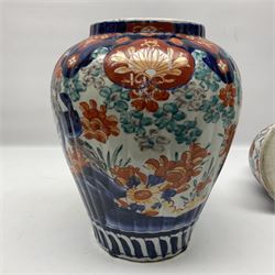 Early 20th century Japanese Imari pattern charger with scalloped rim, together with a Japanese Imari pattern jar and cover, decorated with birds amongst flowers, jar with cover H44.5cm