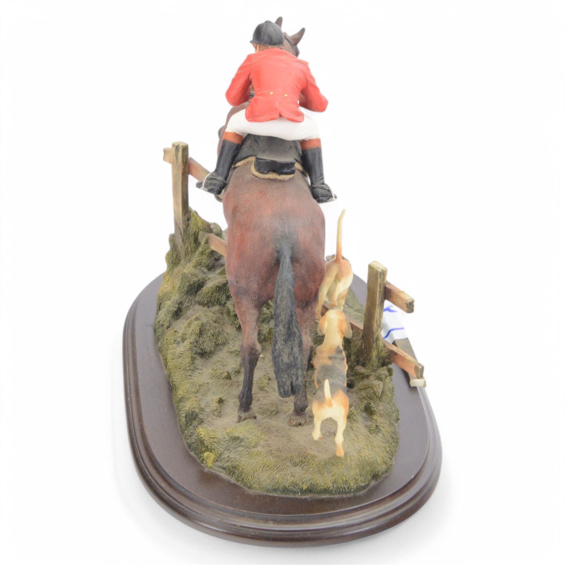 Limited edition Country Artists hunting figure group 'Over the Fence', upon an oval wooden plinth, limited edtion no. 41/500 with certificate, H23cm